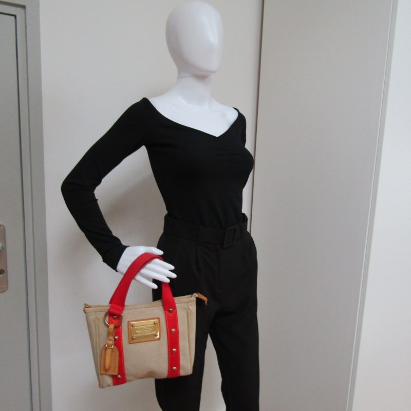LOUIS VUITTON Handbag in Beige Fabric - Logoexplore - Image 10