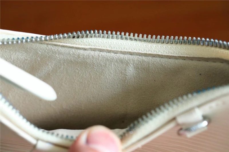 Louis Vuitton Easy Pouch On Strap Bag - Logoexplore - Image 9