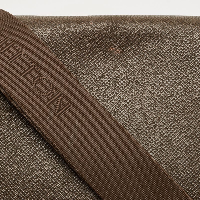 LOUIS VUITTON Black/Green Taiga Leather Dersou Messenger Bag - Logoexplore - Image 8
