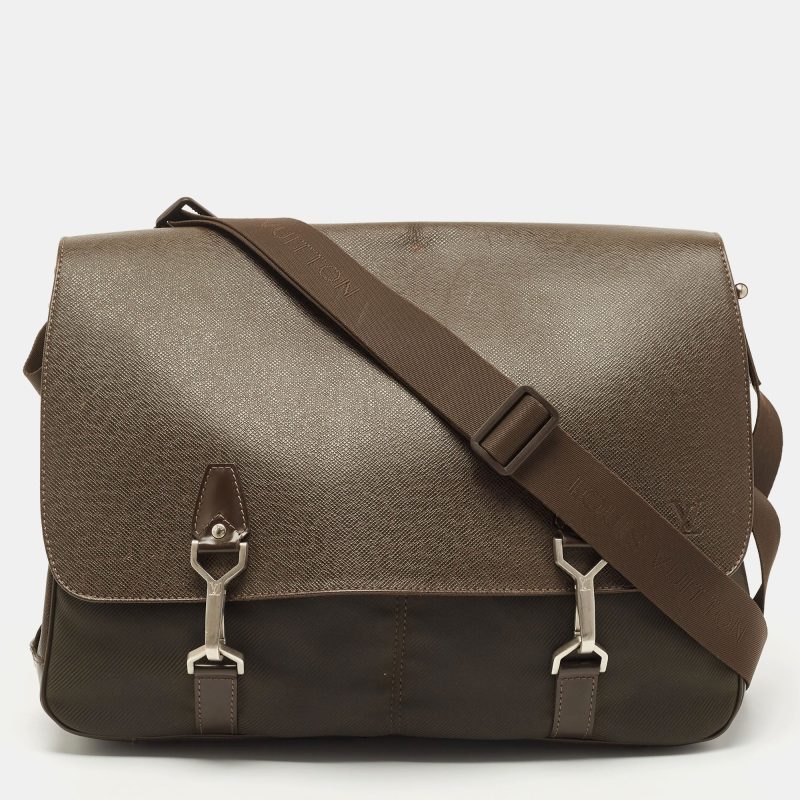 LOUIS VUITTON Black/Green Taiga Leather Dersou Messenger Bag - Logoexplore