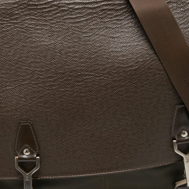 LOUIS VUITTON Brown/Green Taiga Leather Dersou Messenger Bag - Logoexplore - Image 8