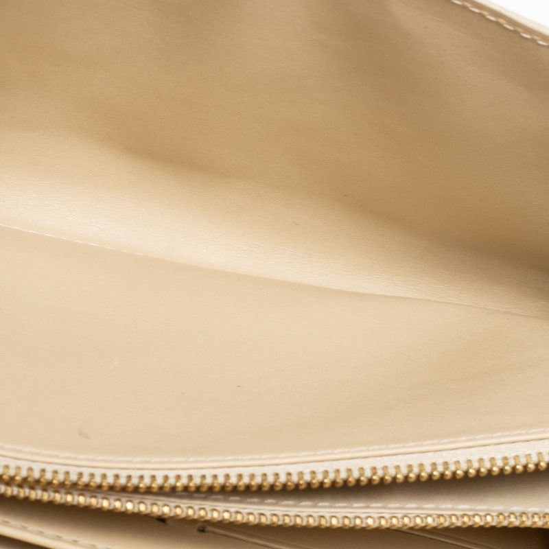 Louis Vuitton Blanc Corail Monogram Vernis Leather Sarah Wallet - Logoexplore - Image 3