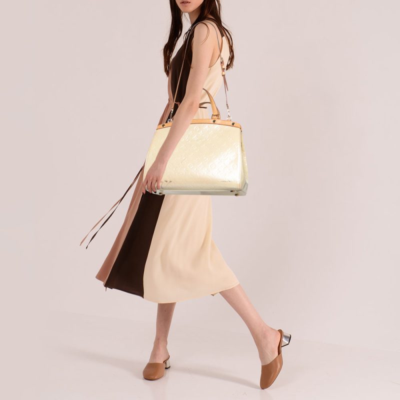 Louis Vuitton Blanc Corail Monogram Vernis Brea GM Bag - Logoexplore - Image 2