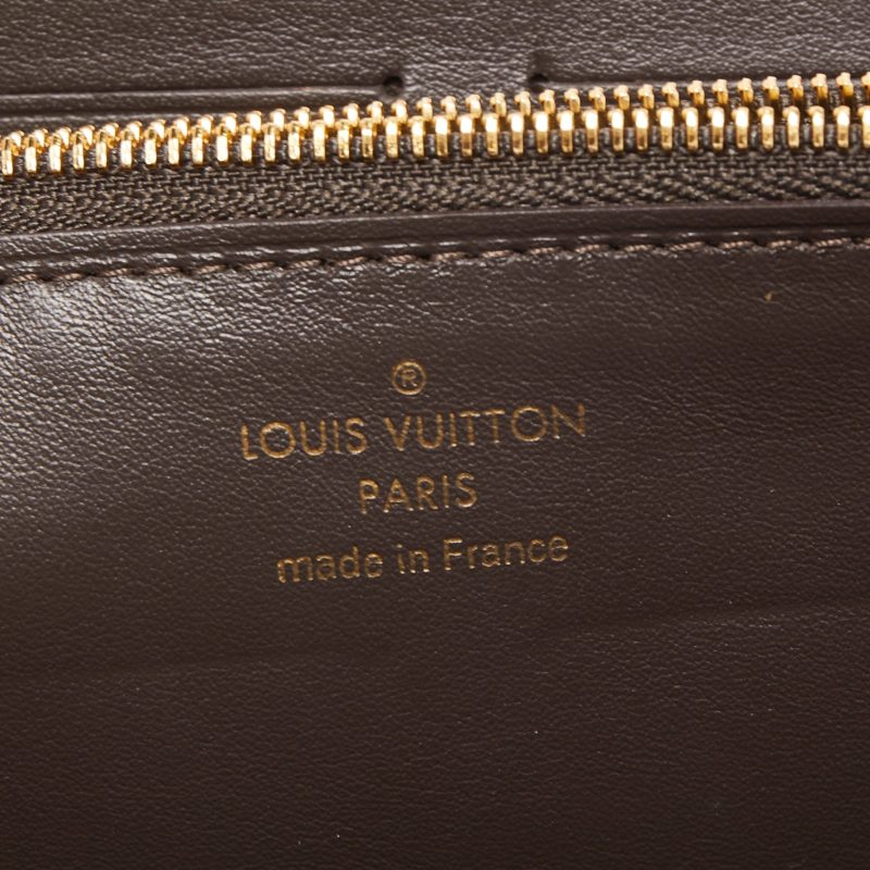 LOUIS VUITTON Galet Taurillion Leather Capucines Wallet - Logoexplore - Image 7